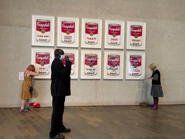 Activistas se “pegan” a obra de Andy Warhol en protesta por combustibles fósiles