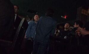 Diario HOY | Arctic Monkeys de paseo por bares asuncenos y un pequeño show improvisado