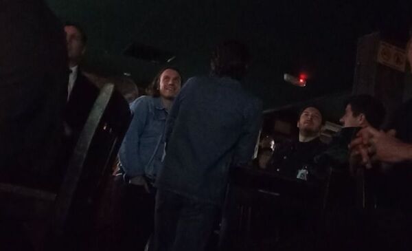 Diario HOY | Arctic Monkeys de paseo por bares asuncenos y un pequeño show improvisado
