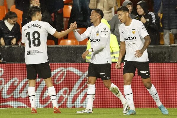 El Valencia sonríe bajo la lluvia ante un Betis de nuevo en inferioridad - Fútbol Internacional - ABC Color