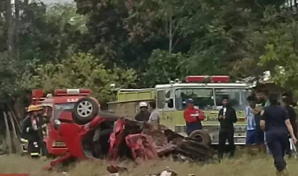 Crónica / Choque frontal deja chalaikuépe dos vehículos y sus conductores en el hospital