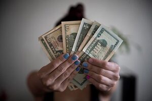 El precio oficial del dólar en Venezuela supera los nueve bolívares - MarketData