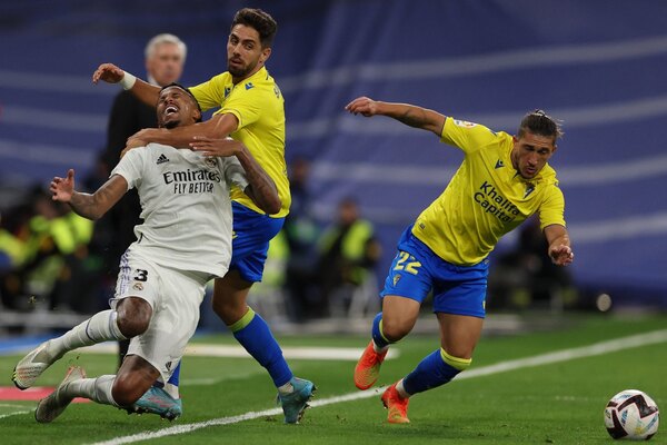 Real Madrid derrotó con lo justo al Cádiz de Arzamendia y sigue cerca del Barça