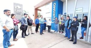Una comitiva de 16 personas en un solo viaje del Senave - Política - ABC Color