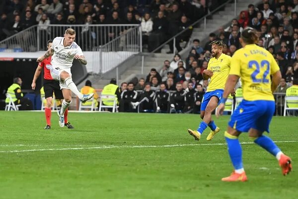 Real Madrid cumple y sigue de cerca al Barcelona - Fútbol Internacional - ABC Color