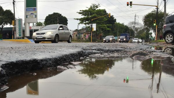 Pese a promesas, MOPC y Comuna de San Lorenzo no reparan cráteres