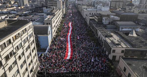 La Nación / Protestas en Lima: miles de personas salen a las calles en apoyo al gobierno de Pedro Castillo