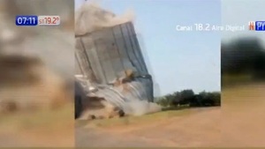 Impactante derrumbe de un silo en Campo 9 - Paraguaype.com