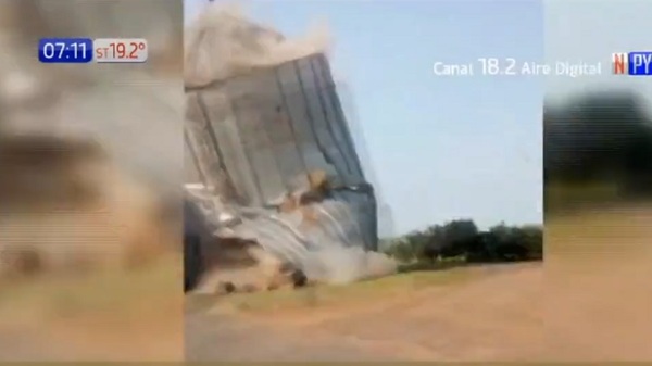 Impactante derrumbe de un silo en Campo 9 - Paraguaype.com