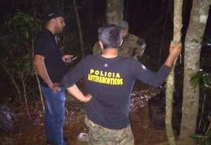 Crónica / Cacharon 55 bolsas de marihuana enterradas en un predio