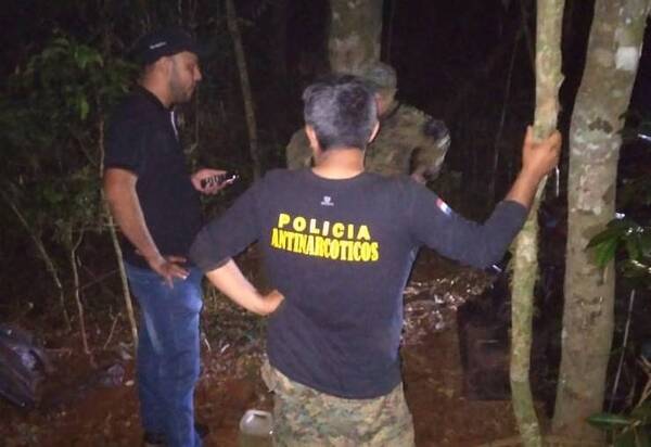 Crónica / Cacharon 55 bolsas de marihuana enterradas en un predio
