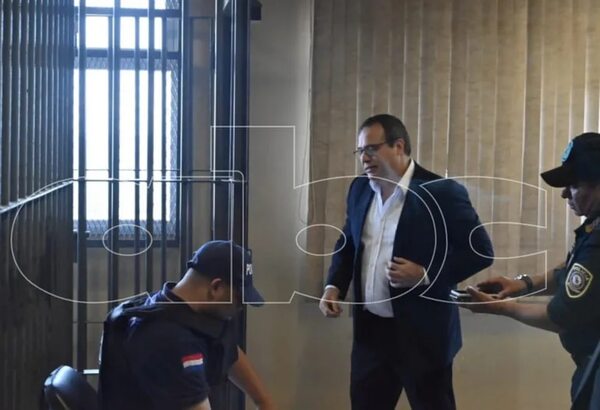 Tras meses de estar prófugo, Carlos Granada se presentó hoy en el Palacio de Justicia - Policiales - ABC Color