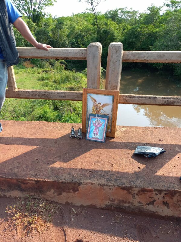Abandonan imágenes de Santos en un puente