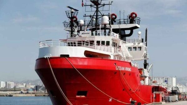 Francia recibió al barco “Ocean Viking” con 230 migrantes