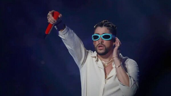 Anunciaron que Bad Bunny "volará" dentro del estadio
