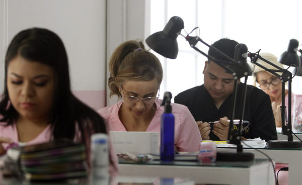 La academia que transforma a colombianas en "manicuristas con propósito" - MarketData