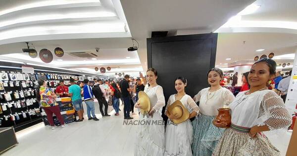La Nación / Inicio del Black Friday en el Este: Nissei recibió con arte a miles de clientes