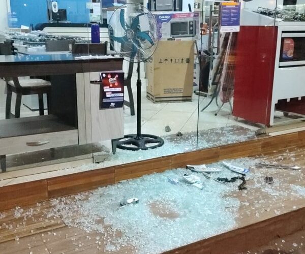 Rompen blindex y hurtan electrodomésticos
