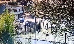 Crónica / [VIDEO] Joven esperaba colectivo y fue embestido por un camioncito