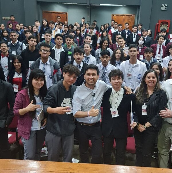 Gran concurrencia de jóvenes en el foro de Alto Paraná y Canindeyú - El Trueno