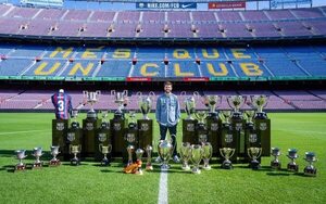 Piqué reunió 30 copas en una fotografía para el museo del Barcelona - Viajes - ABC Color