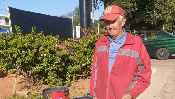 Abuelito vende planteras para operarse ya que se está quedando ciego