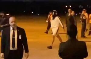 Crónica / [VIDEO] Sobre la hora llegó Bad Bunny, bajó del avión con la cara cubierta