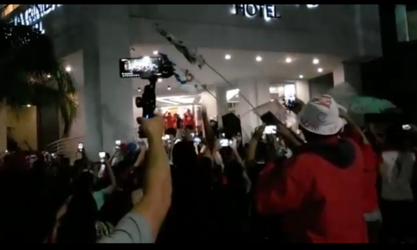 (VIDEO): Peloteros cerristas salen a saludar a hinchas que copararon hotel en Encarnación