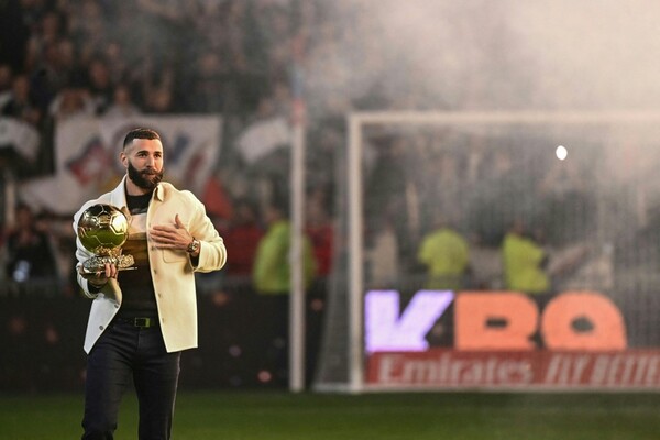Diario HOY | Benzema exhibe el Balón de Oro ante su público de Lyon