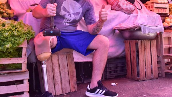 Joven verdulero, quien adaptó pierna sustituta, ya estrena nueva prótesis
