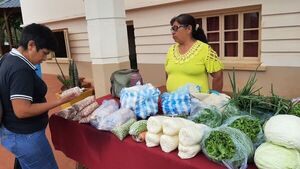 Mujeres de Obligado venden sus productos frescos en una feria