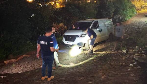 Crónica / CDE: Asaltan furgón con mercaderías, pero luego lo abandonan enterito