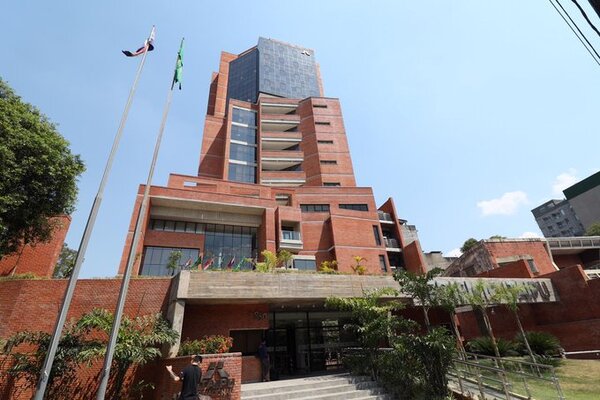 Denuncian por supuesto acoso laboral a director de responsabilidad social de Itaipú