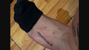 Periodista argentino se tatuó al paraguayo Matías Rojas en el pie