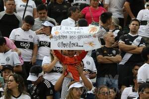 Crónica / Guantes, camisetas, fotos con el “Cachorro”… ¡todo vale!: así vive la gente el chute ¿del campeonato?