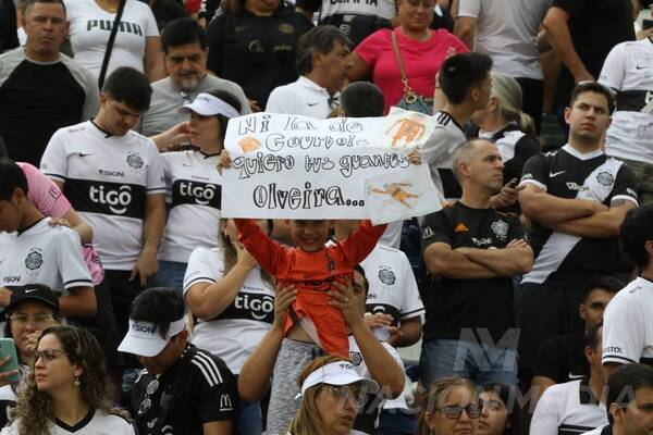 Crónica / Guantes, camisetas, fotos con el “Cachorro”… ¡todo vale!: así vive la gente el chute ¿del campeonato?
