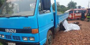 Crónica / Se reventó por la carrocería de un camioncito y en seco perdió la vida