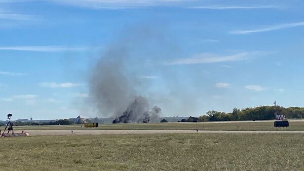 Dos aviones antiguos chocan durante espectáculo en EEUU