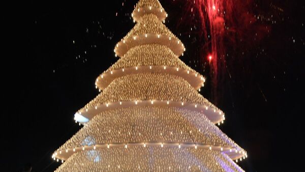 El árbol gigante enciende sus luces en Bella Vista