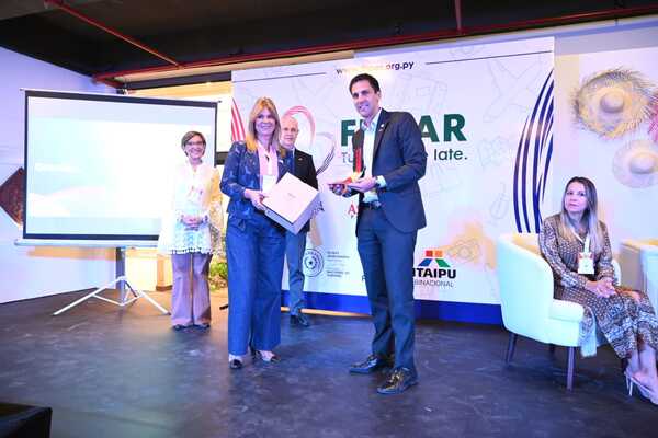 Ministro de Deportes recibe premio a la excelencia en Feria Internacional de Turismo - .::Agencia IP::.