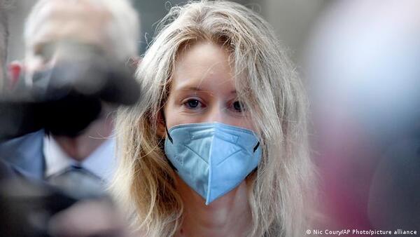 Fiscalía EE.UU. pide 15 años de cárcel para fundadora de Theranos