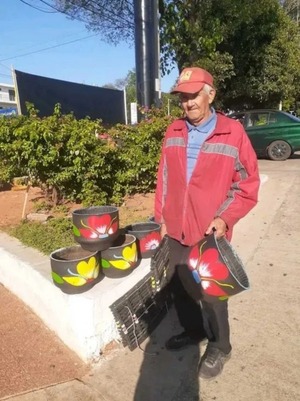 Abuelito vende planteras para operarse | 1000 Noticias