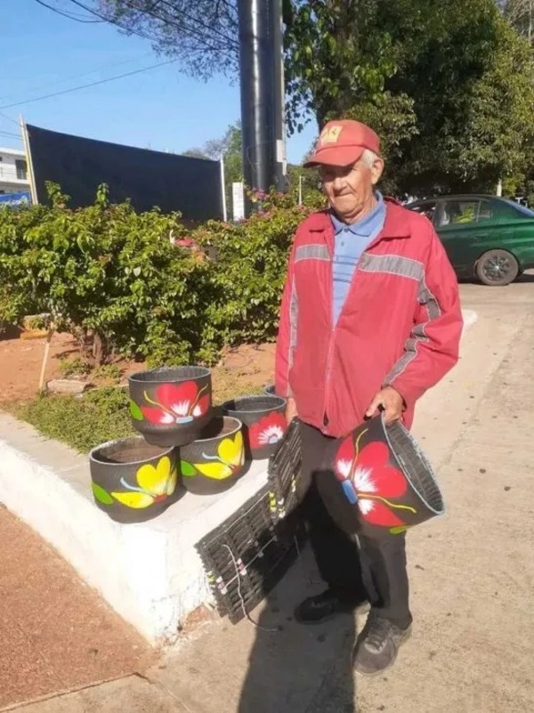 Abuelito vende planteras para operarse | 1000 Noticias
