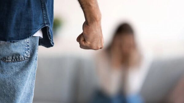 Acuchilló a su pareja tras pedirle permiso para ir a visitar a sus padres