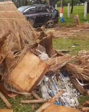 Crónica / Por desviar a un firulais, derribó una columna, destrozó pesebres y su camionetaza