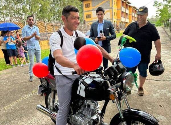 Crónica / Ya no será un “promesero adelantado” pateando de Luque a Ypane: le regalaron una moto