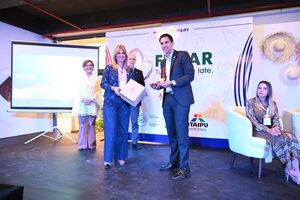 Ministro de Deportes recibe premio a la excelencia