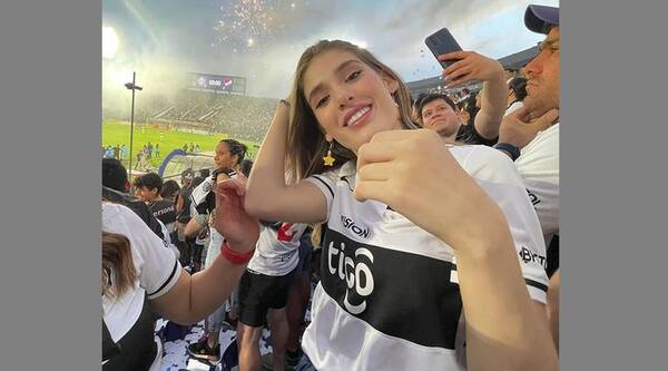 Crónica / Miss fue a celebrar frente a Para Uno con todo y ¡corona!