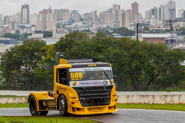 El primer camión de carreras de Paraguay debuto en la Fórmula Truck de Brasil