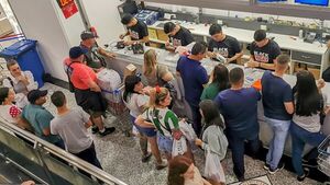 Ni la lluvia detuvo a compradores: Otro día repleto en Black Friday